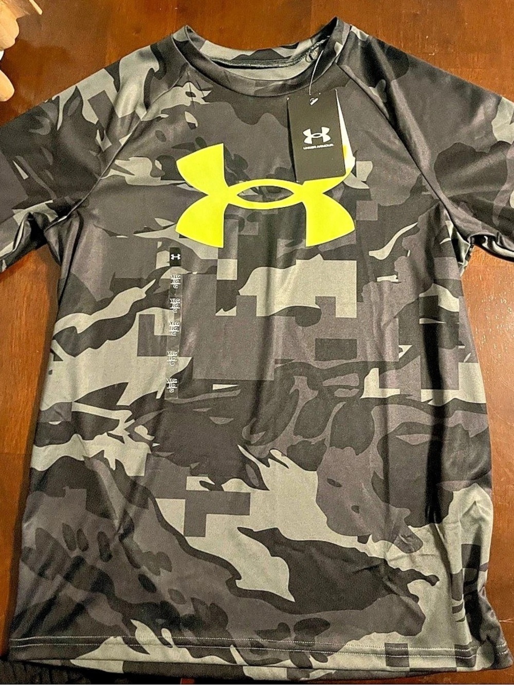 Under Armour Boys Large Camo Athletic Tee